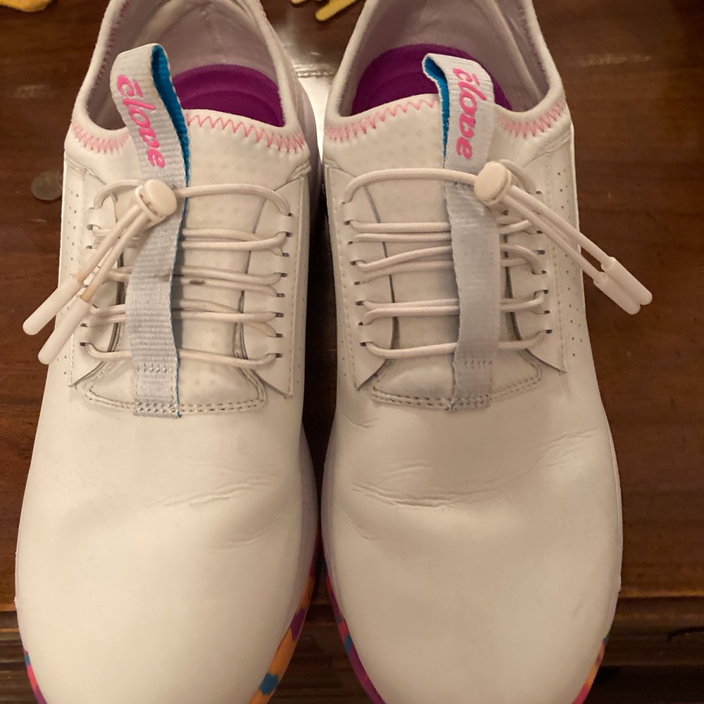 Clove nursing tennis shoes